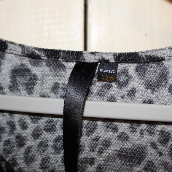 Women's black and gray leopard print v-neck top w/ ruched sides and sleeves - Picture 4 of 6